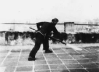 Posture 15, figure de transition : la hallebarde retournée et projetée vers la droite, fil vers le sol — planche de l’édition de 1958