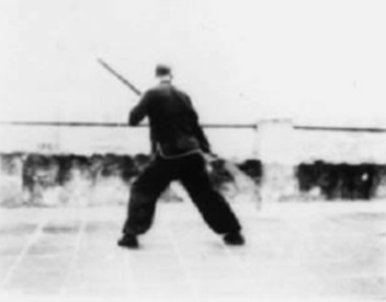 Posture 18, figure d’immobilisation : la hallebarde revenue à l’avant en pas de la montée à droite — planche de l’édition de 1958