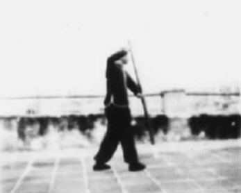 Posture 19, figure de transition : la hallebarde levée haut — planche de l’édition de 1958