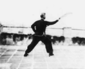 Posture 19, figure d’immobilisation : la hallebarde taillant en remontant après le pas sauté — planche de l’édition de 1958