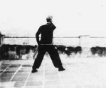 Posture 20, figure de transition : la hallebarde légèrement élevée — planche de l’édition de 1958