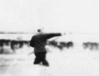 Posture 20, figure d’immobilisation : la hallebarde taillant à rebours en remontant, en posture assise — planche de l’édition de 1958