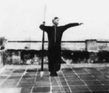 Posture 1, figure d’immobilisation : la main gauche en formule de l’épée pointe vers le sud — planche de l’édition de 1958