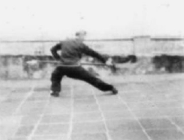 Posture 23 : le pas des jambes jetées, la hallebarde abattue — planche de l’édition de 1958