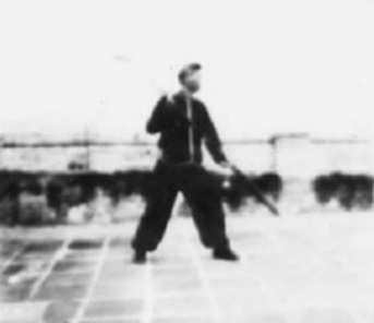 Posture 24, figure de transition : la hallebarde passant de l’est vers l’ouest — planche de l’édition de 1958