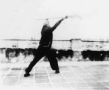 Posture 25 : le corps pivoté à droite, la hallebarde levée jusqu’au bras tendu — planche de l’édition de 1958