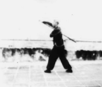 Posture 26, figure de transition A : pivoté à gauche, la hallebarde fendant vers le nord arrière — planche de l’édition de 1958