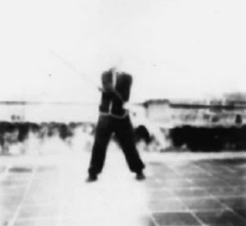 Posture 26, figure de transition B : le pied droit avancé, la hallebarde contournant par l’arrière — planche de l’édition de 1958