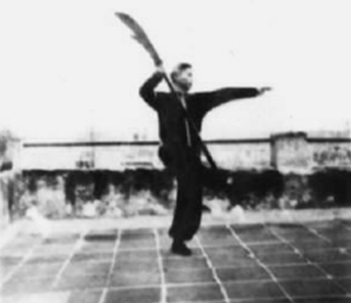 Posture 2, figure de transition : le pied droit frappe la hampe pour la faire remonter — planche de l’édition de 1958