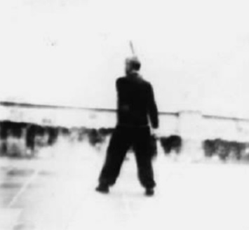 Posture 27, figure de transition : la hallebarde pendant, la pointe de hampe vers le haut — planche de l’édition de 1958