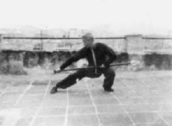 Posture 27, figure d’immobilisation : le saut en avant jambes jetées, la hallebarde abattue — planche de l’édition de 1958