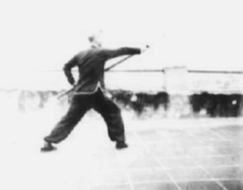 Posture 32, figure d’immobilisation : la hallebarde revenue fendre vers l’avant — planche de l’édition de 1958
