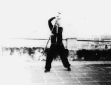 Posture 38, figure de transition : le pied gauche posé en posture du cavalier, la hallebarde haute — planche de l’édition de 1958