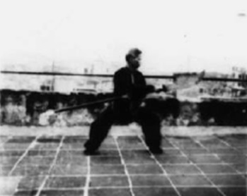 Posture 38, figure d’immobilisation : la hallebarde abattue tout droit, les mains croisées — planche de l’édition de 1958