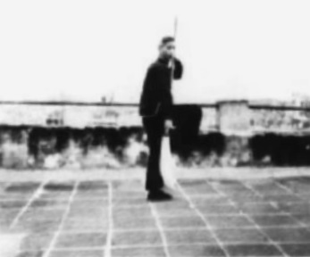Posture 42, figure de transition A : le pied droit levé, la hallebarde tranchant le long de la jambe — planche de l’édition de 1958