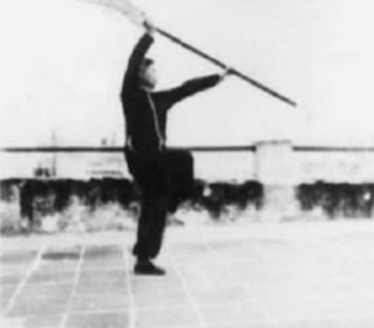 Posture 2, figure d’immobilisation : la hallebarde élevée en diagonale, en équilibre sur une jambe — planche de l’édition de 1958