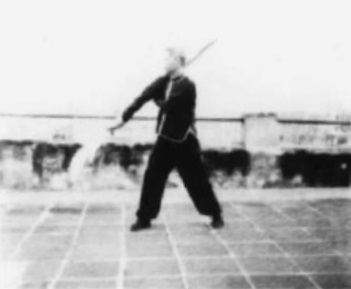 Posture 42, figure de transition B : le pied droit posé vers l’avant-nord, l’arme en diagonale — planche de l’édition de 1958