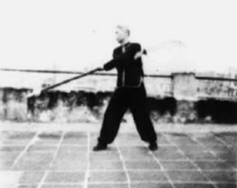 Posture 43 : l’arme après un tour complet, sans changer de pas — planche de l’édition de 1958