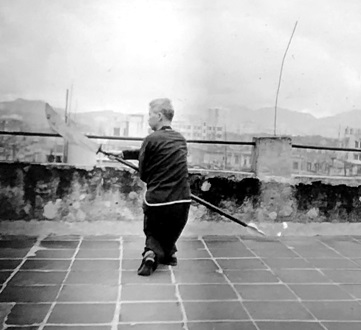 Posture 44 : la hallebarde abattue d’en haut en posture assise — planche de l’édition de 1958