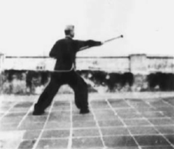 Posture 50, figure d’immobilisation : le grand pivot achevé, l’arme allongée vers le côté — planche de l’édition de 1958