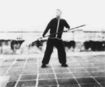 Posture 51, figure de transition : le pied droit reculé, la hallebarde taillant à rebours — planche de l’édition de 1958