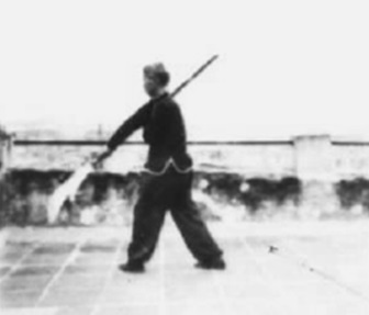 Posture 51, figure d’immobilisation : l’arme tournée vers l’est-droite, en revers de main yin — planche de l’édition de 1958