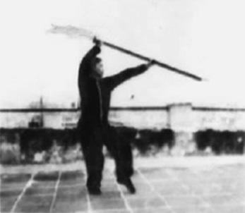 Posture 3 : pas à cheval sur le tigre à gauche, la hallebarde descendue — planche de l’édition de 1958