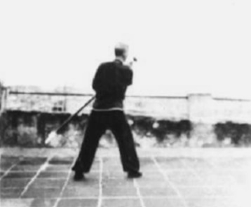 Posture 53, figure de transition B : les pieds alignés, la hallebarde ressortant devant le visage — planche de l’édition de 1958