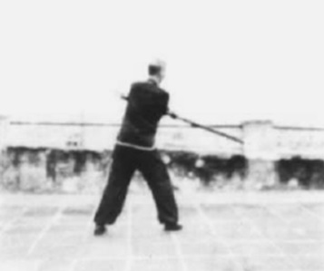 Posture 53, figure d’immobilisation : l’arme renvoyée vers l’arrière — planche de l’édition de 1958