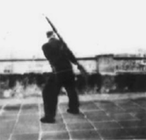 Posture 55, figure de transition : le pivotement par la droite, l’arme suivant le corps — planche de l’édition de 1958