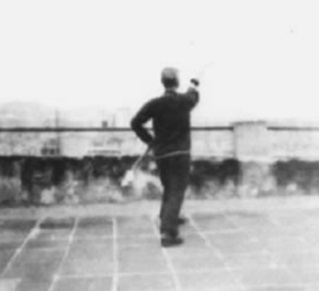Posture 55, figure d’immobilisation : l’arme passée au-dessus de la tête, allongée pour trancher — planche de l’édition de 1958