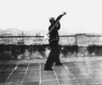 Posture 56, figure de transition A : le fil retourné, l’arme ramenée à l’arrière-droite — planche de l’édition de 1958