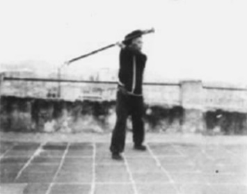 Posture 56, figure de transition B : l’arme déplacée au-dessus de la tête — planche de l’édition de 1958