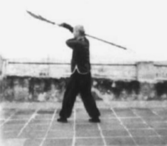 Posture 56, figure d’immobilisation : la révolution complète achevée, le grand tournoiement du pas — planche de l’édition de 1958