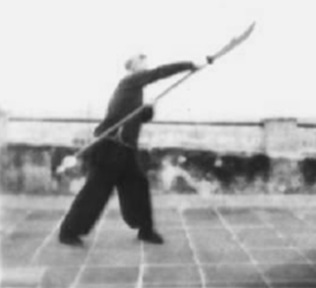 Posture 58, figure de transition : la hallebarde balayant vers le haut — planche de l’édition de 1958