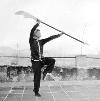 Posture 4, figure de transition : le pied gauche levé du pas à cheval sur le tigre — planche de l’édition de 1958