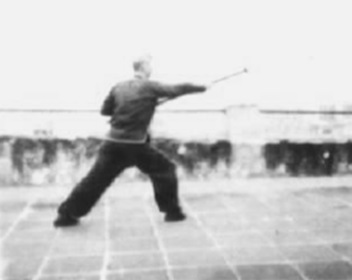 Posture 58, figure d’immobilisation : l’arme allongée vers l’avant pour fendre — planche de l’édition de 1958