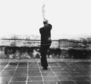 Posture 59, figure de transition A : l’arme ramenée, en équilibre sur une jambe — planche de l’édition de 1958