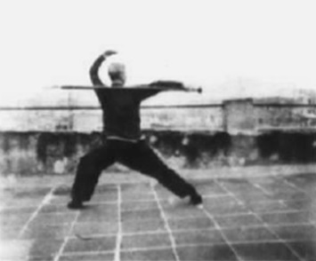 Posture 59, figure d’immobilisation : le coup porté dans le dos, la paume gauche barrant au-dessus de la tête — planche de l’édition de 1958