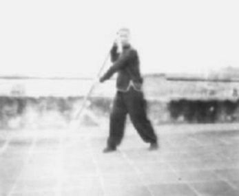 Posture 63, figure de transition B : le pied gauche passé au sud, l’arme élevée — planche de l’édition de 1958