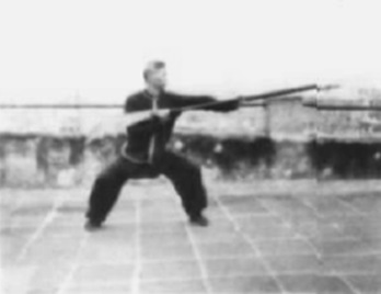 Posture 63, figure d’immobilisation : posture du cavalier, la pointe piquant vers le sud, hampe renversée — planche de l’édition de 1958