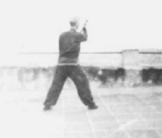Posture 64, figure de transition B : l’arme descendant le long du flanc gauche — planche de l’édition de 1958