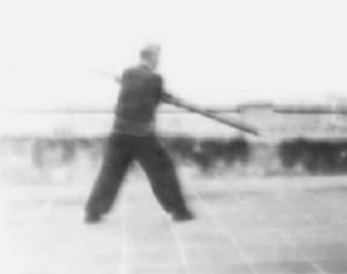 Posture 64, figure d’immobilisation : l’arme tournée vers l’arrière — planche de l’édition de 1958