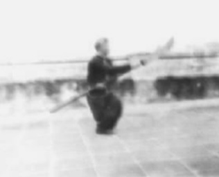 Posture 65 : l’arme abattue d’en haut en posture assise, à la première porte — planche de l’édition de 1958