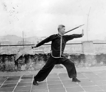 Posture 4, figure d’immobilisation : la hallebarde portée dans le dos, la paume gauche poussant vers l’avant-sud — planche de l’édition de 1958