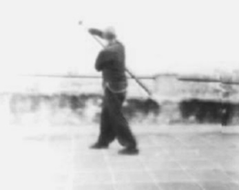 Posture 66, figure de transition : le pivotement à droite, l’arme levée haut — planche de l’édition de 1958