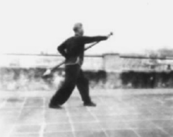 Posture 66, figure d’immobilisation : l’arme passée au-dessus de la tête, fendant plein sud — planche de l’édition de 1958