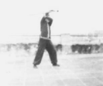 Posture 67, figure de transition : l’arme décrivant un tour dans l’air — planche de l’édition de 1958