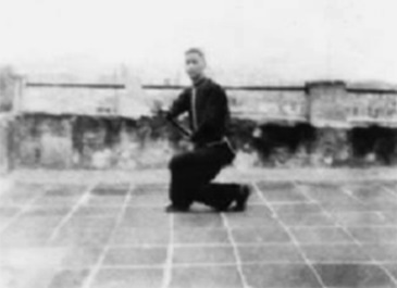 Posture 73 : la hallebarde abattue en posture assise, deuxième porte — planche de l’édition de 1958
