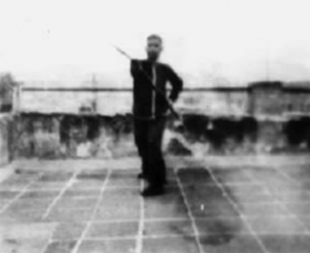 Posture 74 : l’arme passée au-dessus de la tête, fendant vers l’avant — planche de l’édition de 1958